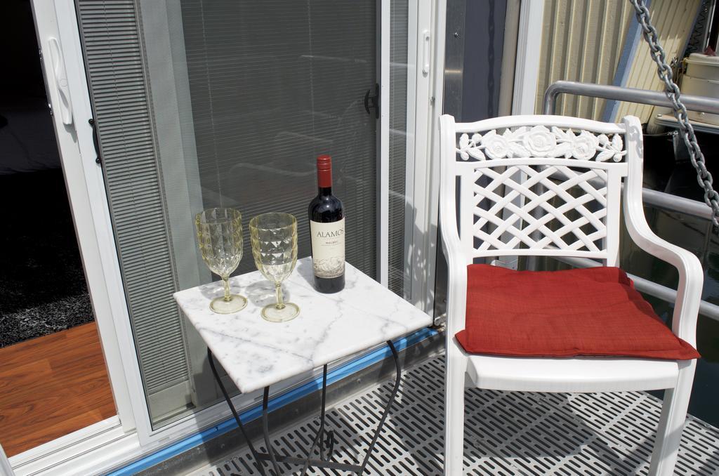 A Float Home B&B In Fisherman'S Wharf Victoria Eksteriør bilde